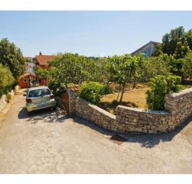 4 bedroom villa with pool in Maslinica, sleeps 8